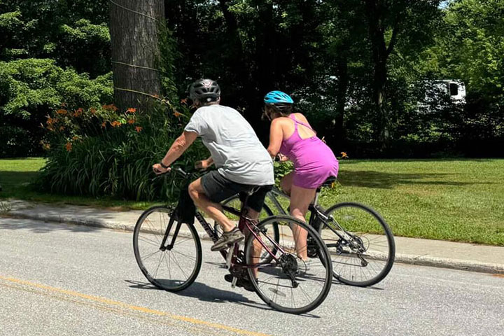 bicyclers at finish line